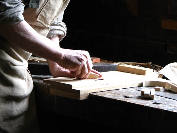 Nacemos de la influencia y formación  heredada en el sector de la <strong>carpintería de madera y ebanistería  en Horcajuelo de la Sierra.</strong>